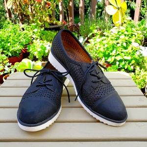 Natural Soul black lace ups